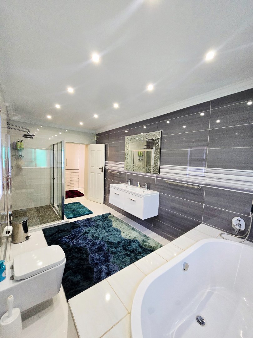 6 Bedroom Property for Sale in Wilkoppies North West